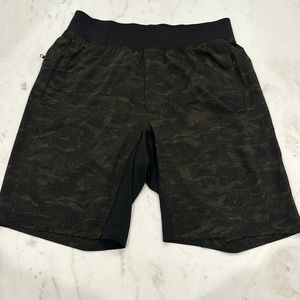 Lululemon men THE SHORT 10” inseam Color black green camo Size M linerless